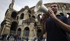 Un'immagine della protesta studentesca al Colosseo
